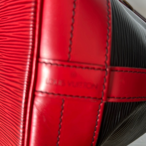 AUTHENTIC LOUIS VUITTON ÉPI NOE BI-COLOUR LEATHER SHOULDER BAG. - Picture 9 of 15